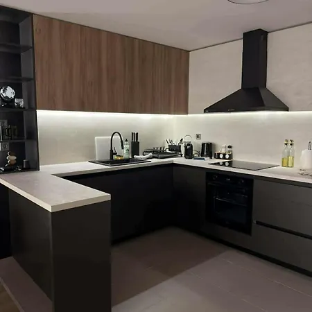 Modern Cevahir Stay, Balcony Views, Free Parking *